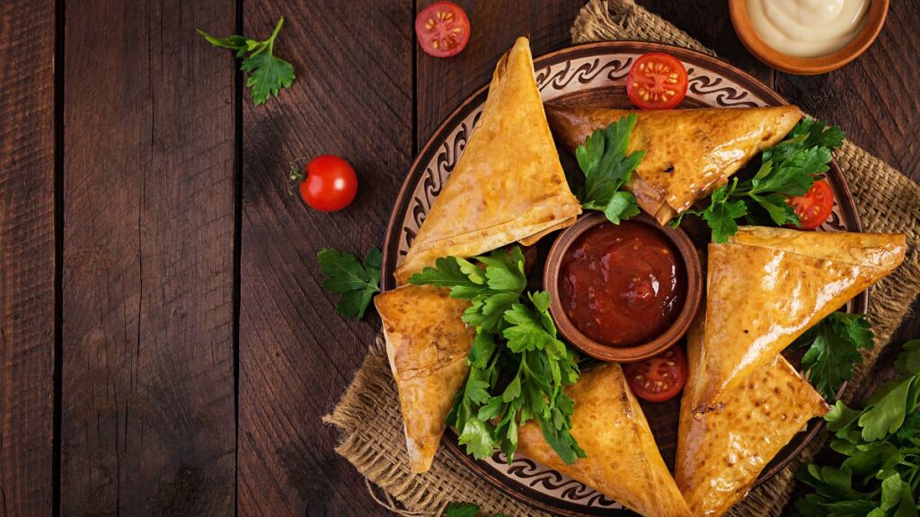 Low-calorie baked samosas served on a plate, a healthy and delicious snack for weight loss.