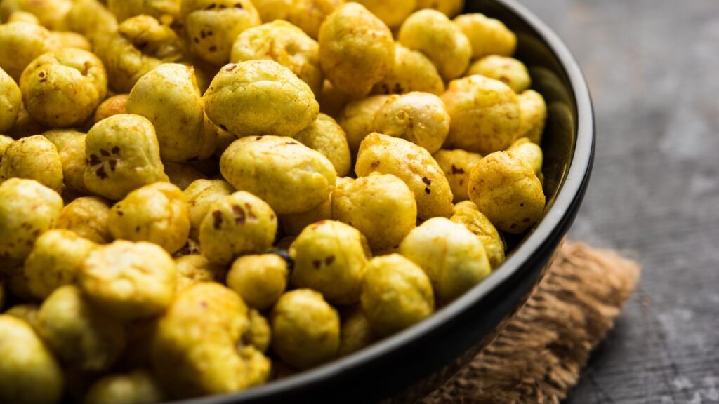 Low-calorie makhana snack in a bowl, perfect for weight loss and healthy snacking.