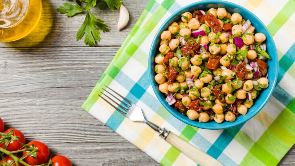 Nutritious chickpea salad with onion and dried tomatoes—a healthy fat-burning dinner option for weight loss.